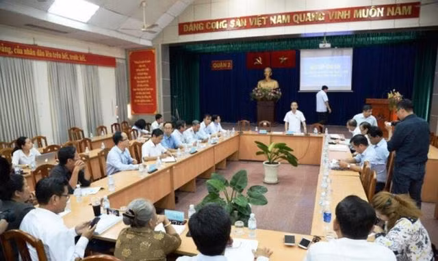 Phó Chủ tịch UBND TP Huỳnh Cách Mạng trả lời các kiến nghị của người dân.