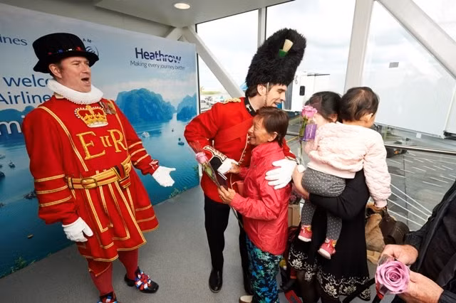 Tặng hoa hành khách tại sân bay Heathrow.