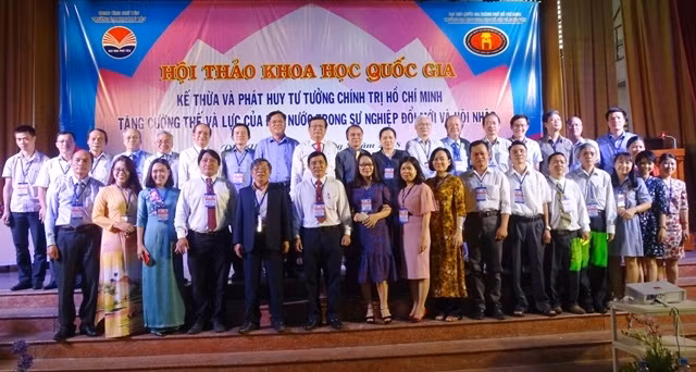Các đại biểu dự hội thảo.