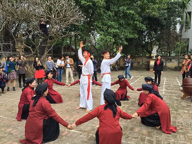 Trình diễn hát Xoan tại đình cổ Hùng Lô (TP Việt Trì, Phú Thọ).
