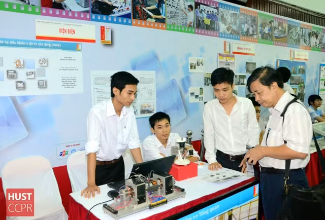 Triển lãm sản phẩm nghiên cứu khoa học của sinh viên Trường đại học Bách khoa Hà Nội. Ảnh: THÀNH CHUNG