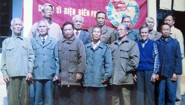 Các CCB xã Thường Thắng, huyện Hiệp Hòa (Bắc Giang), từng tham gia chiến đấu tại chiến dịch Điện Biên Phủ, trong ngày gặp mặt.