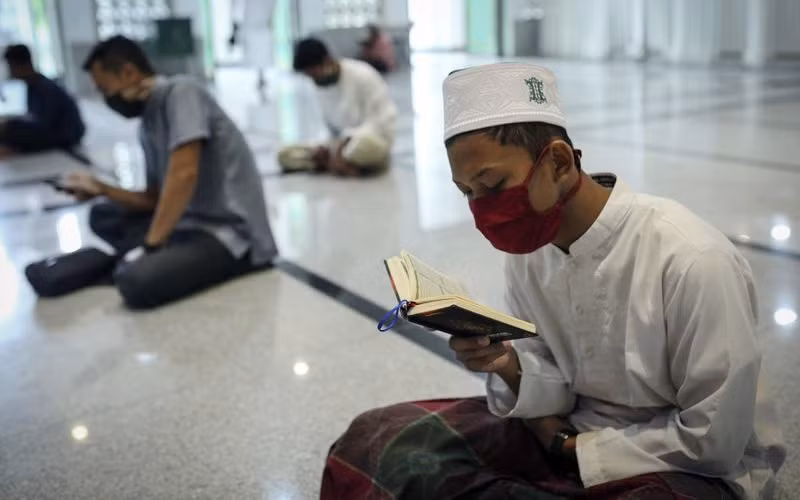 Người Hồi giáo ở In-đô-nê-xi-a giữ khoảng cách khi đến cầu nguyện tại nhà thờ trong tháng lễ Ra-ma-đan. Ảnh AP
