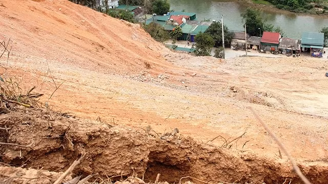 Xuất hiện vết nứt lớn, nguy cơ sạt lở cao ở Mường Xén 