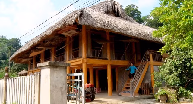  Ngôi nhà sàn được làm từ vật liệu bê-tông, sơn giả gỗ của người dân thôn Tân Lập, xã Tân Trào, huyện Sơn Dương (Tuyên Quang).