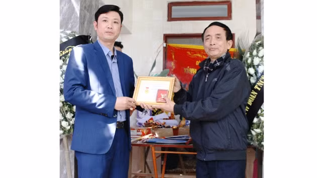 Trao huy hiệu “Tuổi trẻ dũng cảm” truy tặng cho Hoàng Đức Hải tới gia đình.