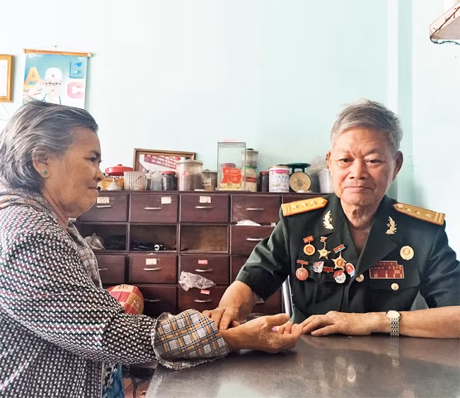 Thương binh hạng 4/4, lương y Huỳnh Thanh Tấn thường xuyên khám bệnh, bốc thuốc miễn phí cho người nghèo.