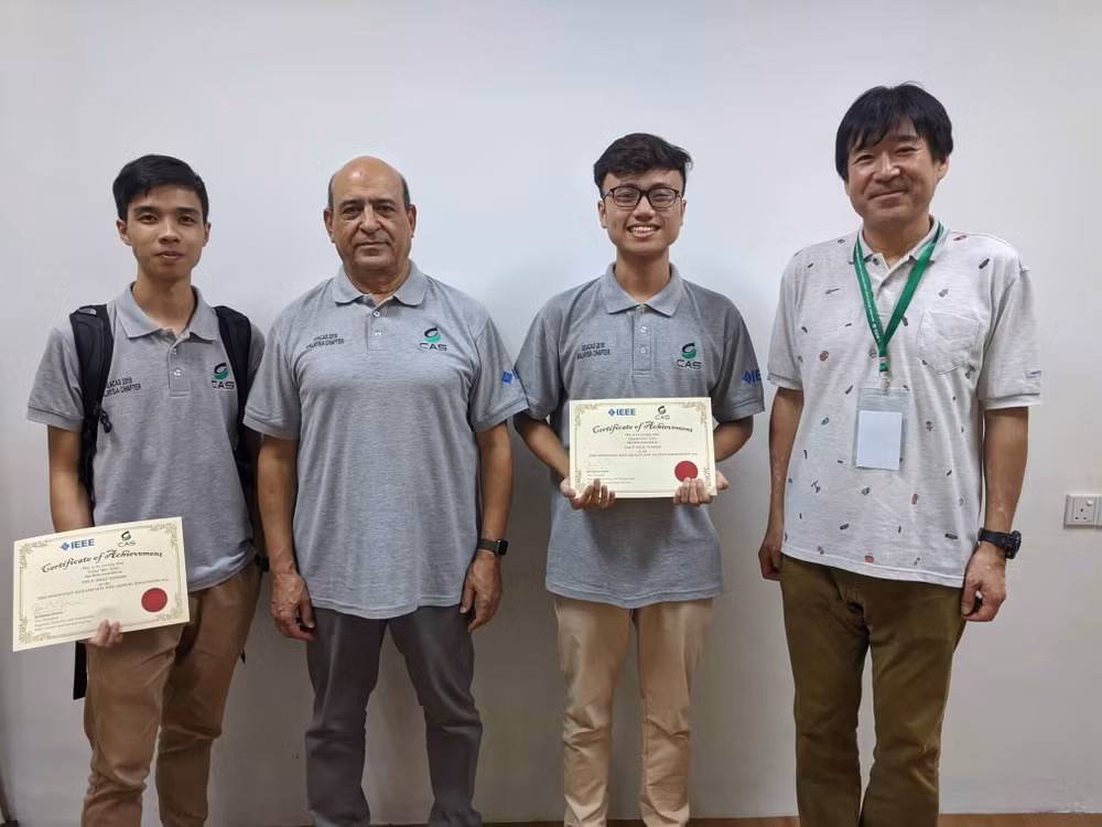 Hai sinh viên Nguyễn Đức Kiên và Đặng Hải Ninh đoạt giải nhất cuộc thi Hackathon 2019 (Ảnh: UET - ĐHQGHN)