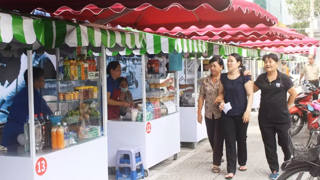 Nhiều người đi dạo tham quan phố hàng rong. Ảnh: NINH NGUYỄN