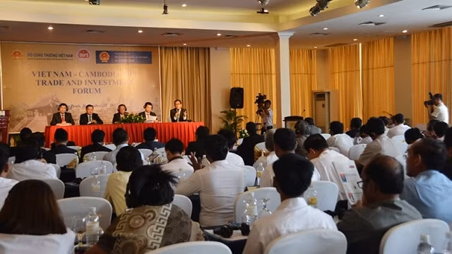 Quang cảnh Diễn đàn.