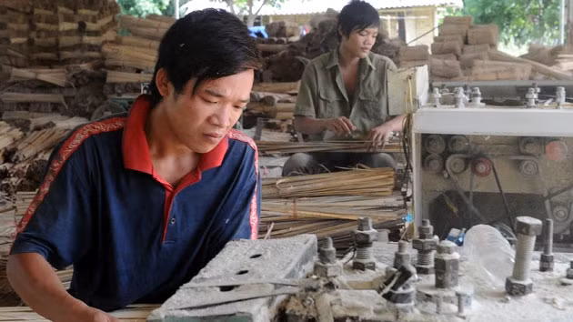 Nhân dân xã Sơn Hà, huyện Quan Sơn, Thanh Hóa sản xuất tăm, đũa để xuất khẩu và tiêu thụ trong nước, góp phần xóa đói giảm nghèo, ổn định cuộc sống.