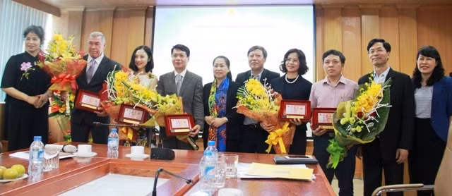 Tổng Giám đốc VBI (thứ tư từ trái sang) nhận hoa và kỷ niệm chương từ Công đoàn Ngân hàng Việt Nam.