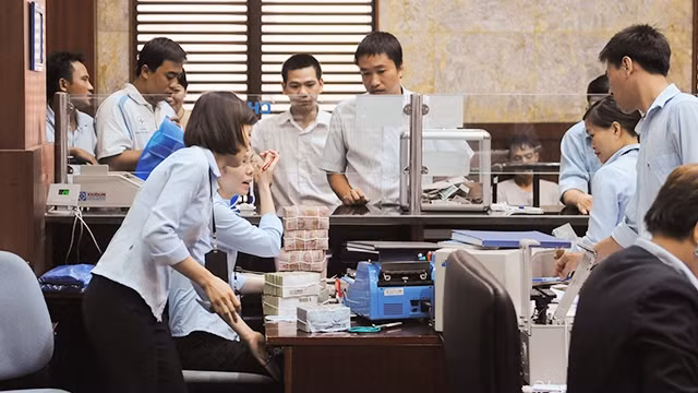 Không nên nới lỏng chính sách tiền tệ, mà tiếp tục duy trì chính sách linh hoạt. Ảnh: SONG ANH