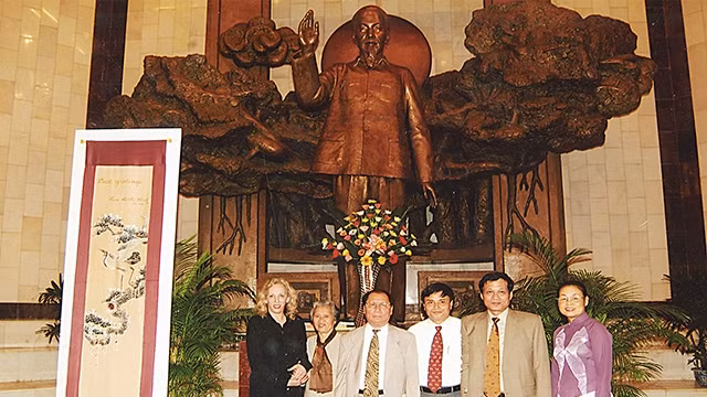 Bức tranh thêu, món quà thể hiện tình hữu nghị của Chủ tịch Hồ Chí Minh.