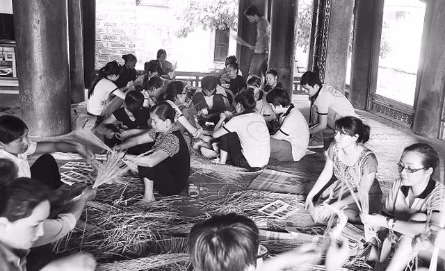 Các cán bộ STDe hướng dẫn người dân làng cổ Đường Lâm làm sản phẩm lưu niệm du lịch.