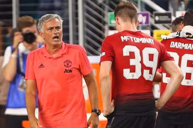 HLV J. Mourinho (trái) lo lắng trước ngày khai cuộc.