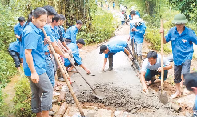 Đoàn viên thanh niên Huyện đoàn Hòa An (Cao Bằng) tham gia làm đường bê-tông tại xã Đức Long. Ảnh: MINH TUYỀN