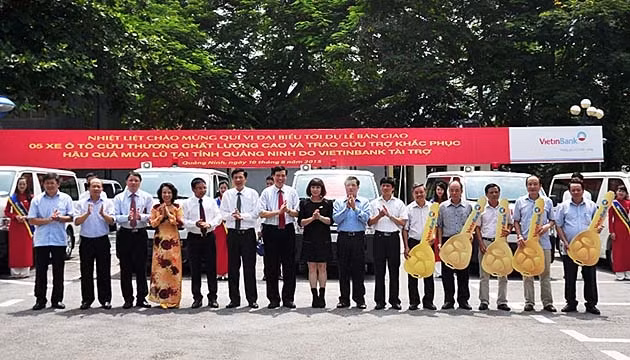 Lãnh đạo tỉnh Quảng Ninh và Vietinbank chụp ảnh lưu niệm với đại diện các đơn vị nhận xe.