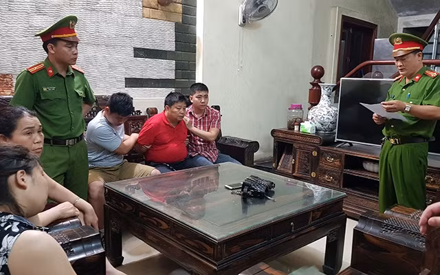 Lực lượng công an bắt đối tượng Triệu Ký Voòng, kẻ cầm đầu đường dây mua bán ma túy xuyên quốc gia.