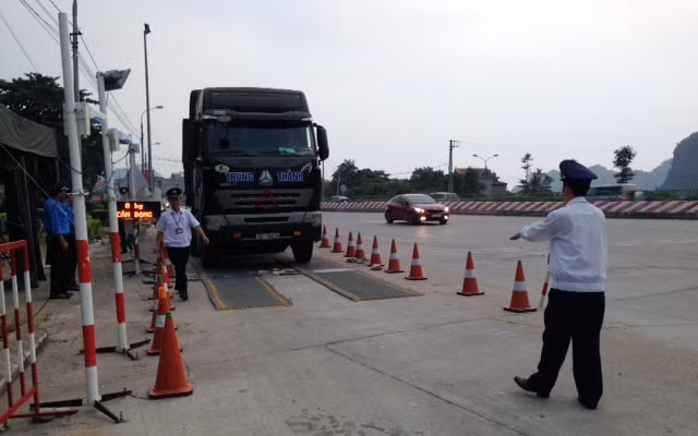 Thanh tra giao thông tỉnh Quảng Ninh kiểm soát tải trọng phương tiện tại trạm cân trên tuyến quốc lộ 18.