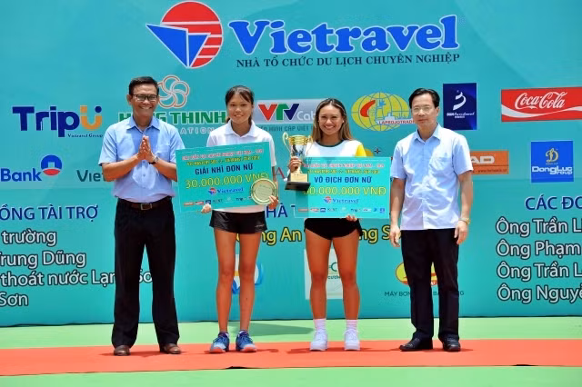 Tay vợt Việt kiều Chanelle Van Nguyễn rạng rỡ với chức vô địch nội dung đơn nữ.