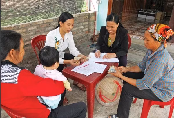 Định kỳ hằng tháng, các tổ viên đến nhà Tổ trưởng nộp lãi tiền vay.
