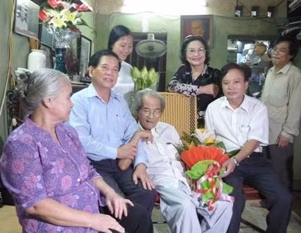Chủ tịch nước Nguyễn Minh Triết thăm gia đình nhà văn Sơn Tùng