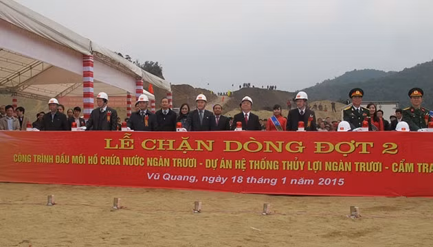 Các đại biểu tại buổi lễ.