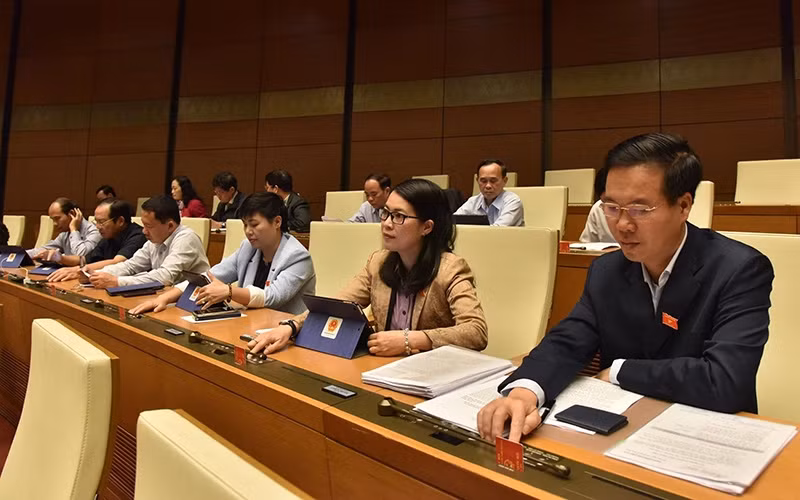 Các đại biểu Quốc hội đoàn Đồng Nai bấm nút biểu quyết Luật Thư viện. (ẢNH: DUY LINH)