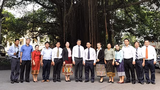 Các đại biểu chụp ảnh lưu niệm tại trụ sở Báo Nhân Dân.