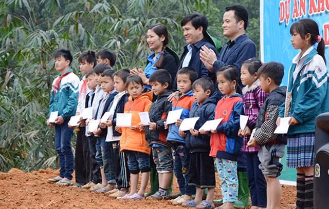 Đại diện Tỉnh đoàn Yên Bái trao quà hỗ trợ học sinh nghèo vượt khó xã Hồng Ca (huyện Trấn Yên, Yên Bái).