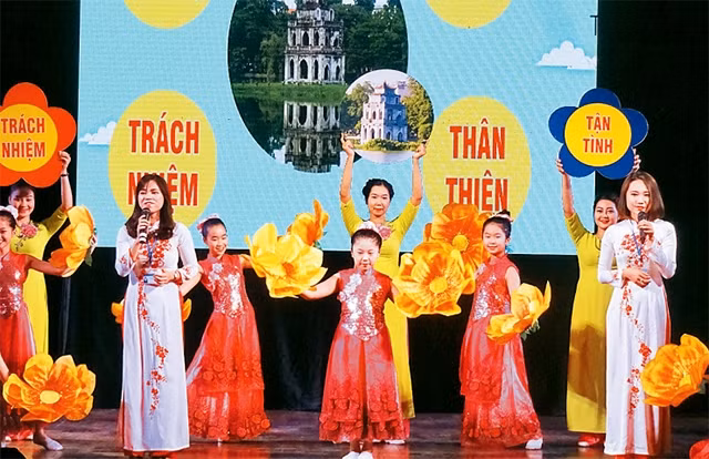 Một tiết mục trong Hội thi Tuyên truyền về Quy tắc ứng xử của ngành giáo dục quận Hoàn Kiếm.