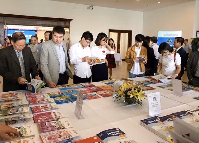 Các đại biểu xem các bản mẫu sách giáo khoa do Nhà xuất bản Giáo dục Việt Nam biên soạn.