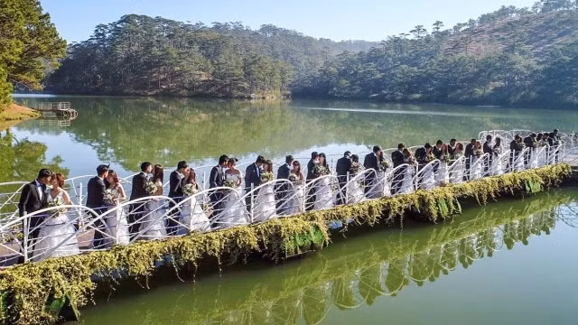 Hai mươi cặp đôi trên cầu khóa tình yêu.