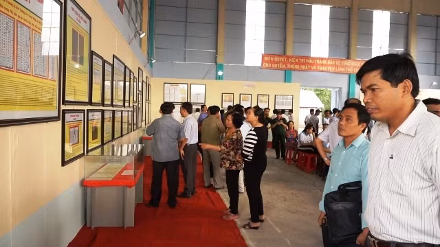 Triển lãm thu hút đông đảo người dân tham quan.