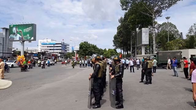 Lực lượng Công an tỉnh Đồng Nai chốt chặn, bảo đảm an ninh trật tự tại TP Biên Hòa ngày 10-6.