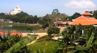 Toàn cảnh tượng Phật Di Lặc trên đỉnh núi Cấm