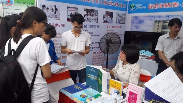 Hơn 1.000 sinh viên ngành y tham gia ngày hội việc làm