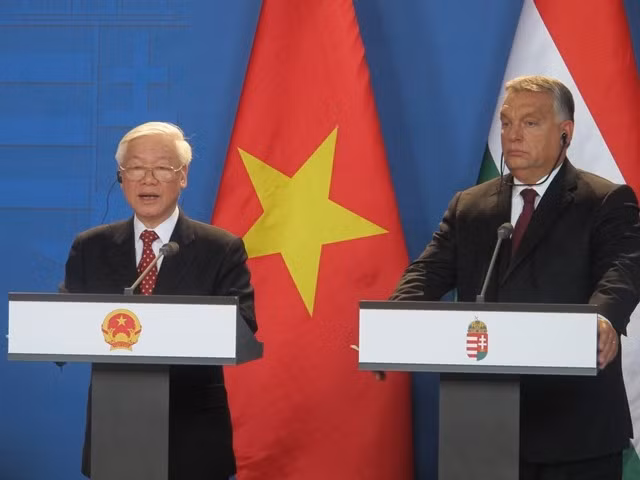 Tổng Bí thư Nguyễn Phú Trọng và Tổng thống Hunggary Vích to-Ô-ban họp báo