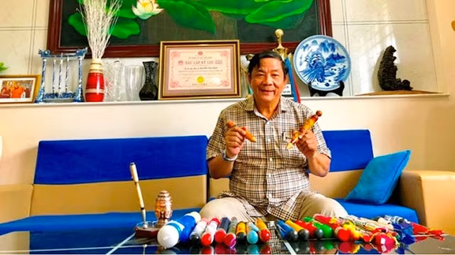 Bác sĩ Nguyễn Văn Xáng hiện sở hữu 2.500 cây bút quý.