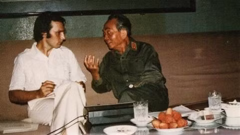 Cuộc gặp giữa Đại tướng Võ Nguyên Giáp và ông Alain Ruscio lúc còn trẻ.