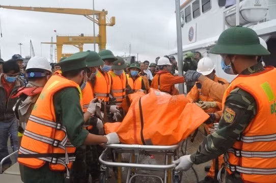 Thi thể các nạn nhân được đưa lên bờ.