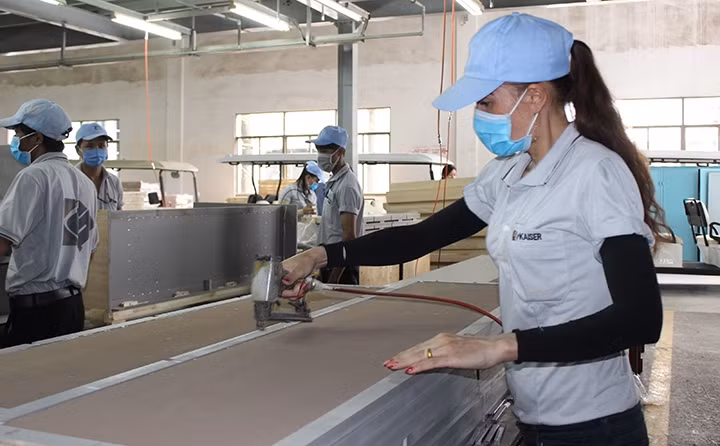 Sản xuất gỗ xuất khẩu tại Công ty cổ phần công nghiệp gỗ Kaiser (Khu công nghiệp Mỹ Phước I, Bình Dương).