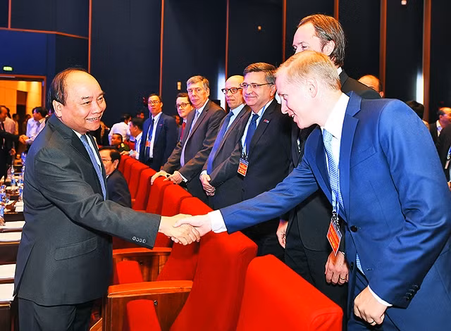 Thủ tướng Nguyễn Xuân Phúc với các đại biểu tham dự hội nghị Đồng hành cùng doanh nghiệp. 