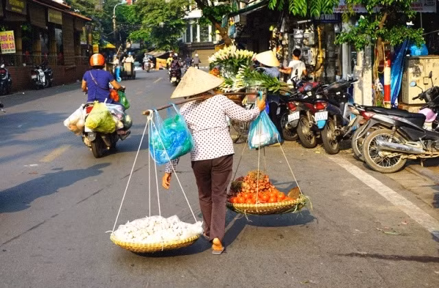 Hàng rong – một điển hình của nếp sống “nông dân trong lòng đô thị”.