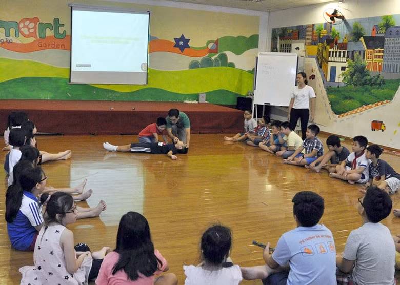 Giờ học kỹ năng cứu người bị đuối nước có trình chiếu minh họa tại Trường tiểu học Ðoàn Thị Ðiểm (Hà Nội). Ảnh: QUÝ TÙNG