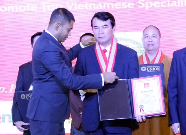 TS Phạm S được Viện Nội dung Kỷ lục thế giới trao Giải thưởng cống hiến của các Kỷ lục gia.