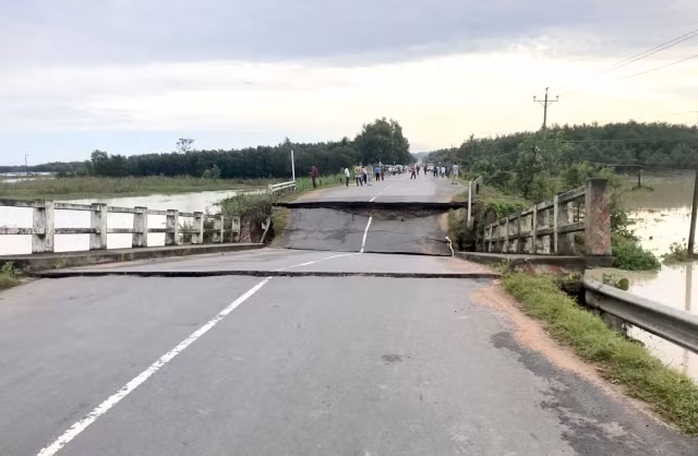 Cầu sập khiến giao thông trên tuyến đường tỉnh ĐT 766 qua địa bàn xã Tân Hà, huyện Đức Linh (Bình Thuận) bị ách tắc.