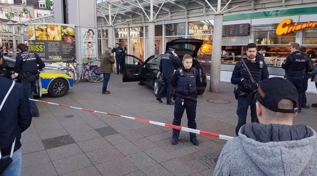 Cảnh sát TP Heidelberg, Đức phong tỏa hiện trường vụ đâm xe. (Ảnh: Reuters)