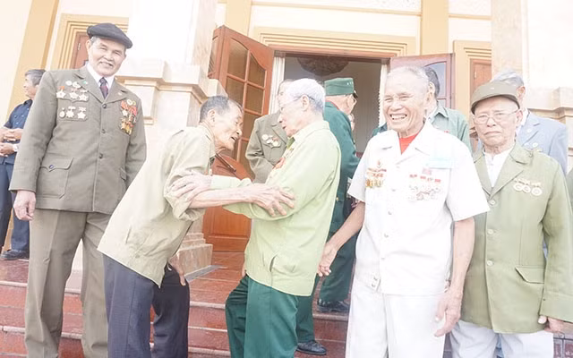 Chiến sĩ Điện Biên với niềm vui gặp đồng đội.